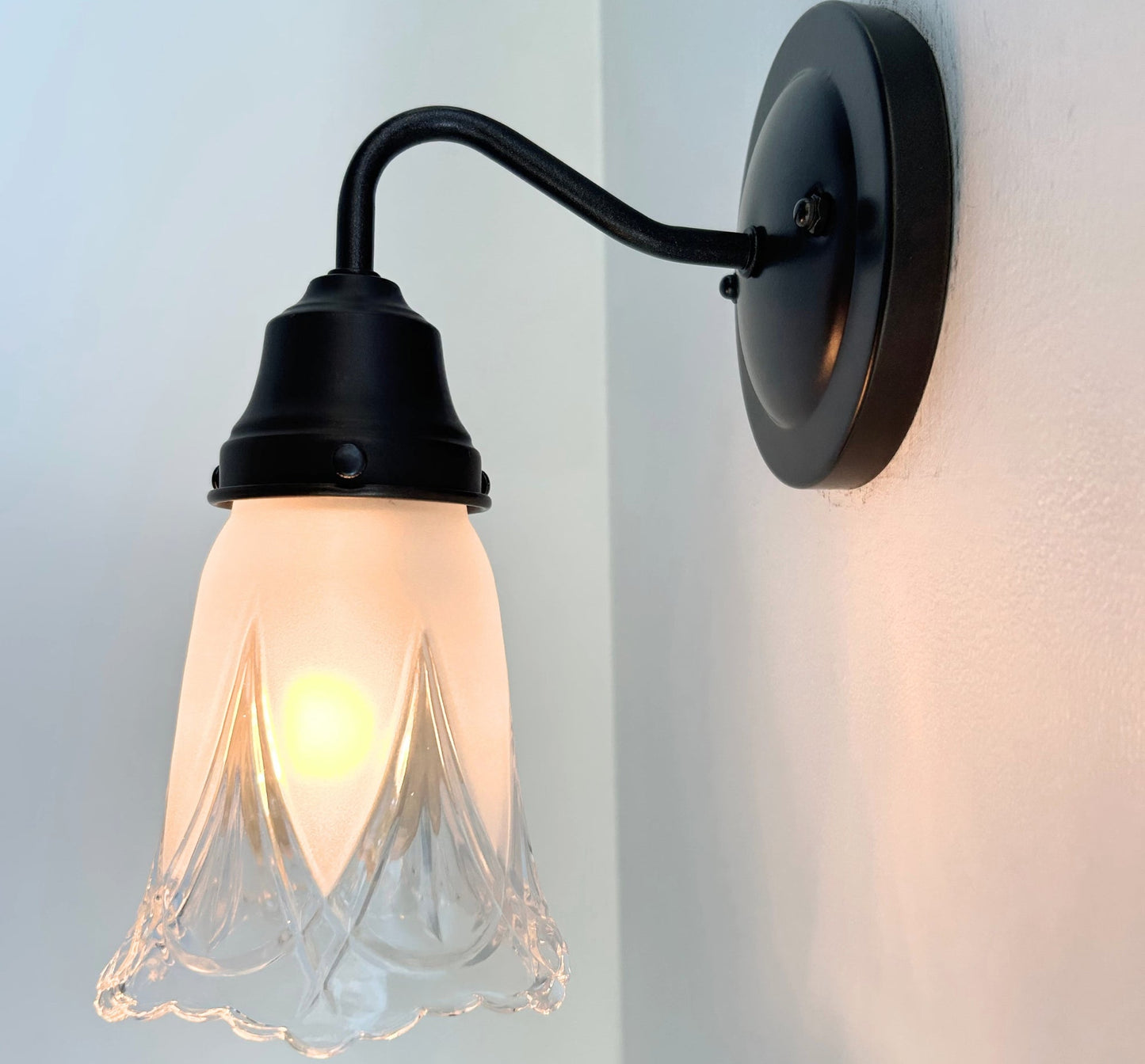 Victorian Scalloped Frost and Clear Wall Sconce