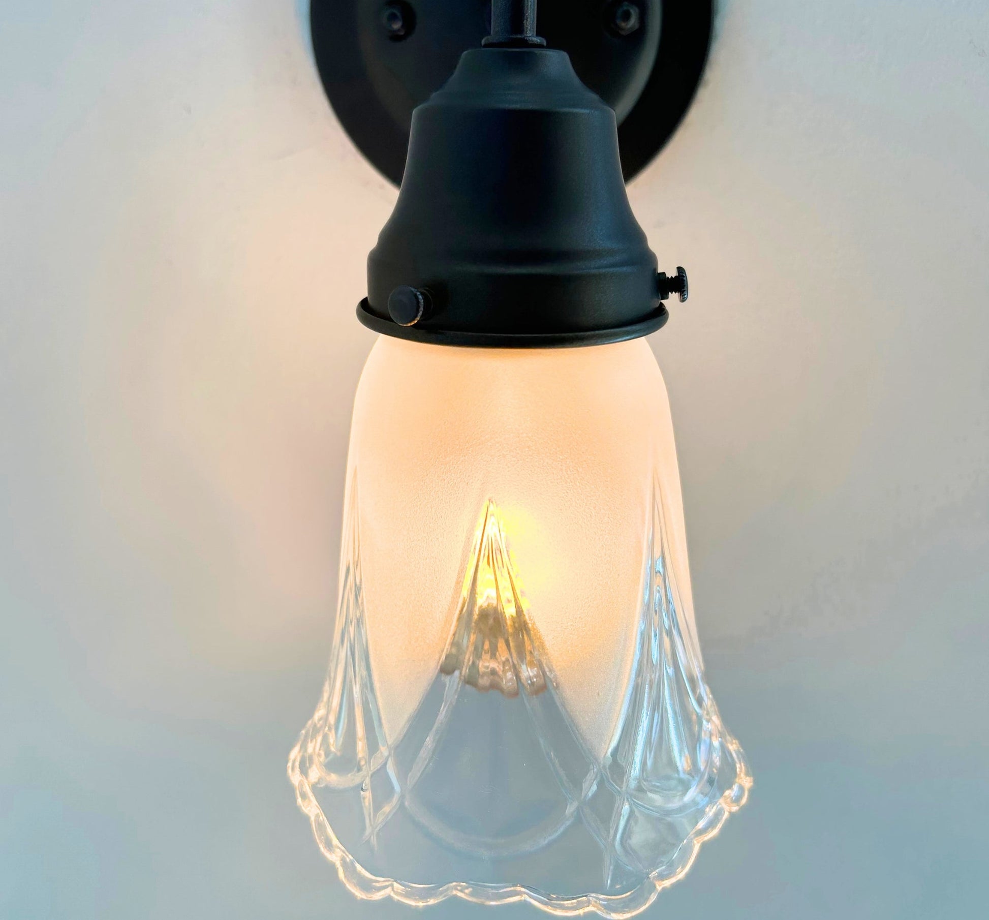 Victorian Scalloped Frost and Clear Wall Sconce