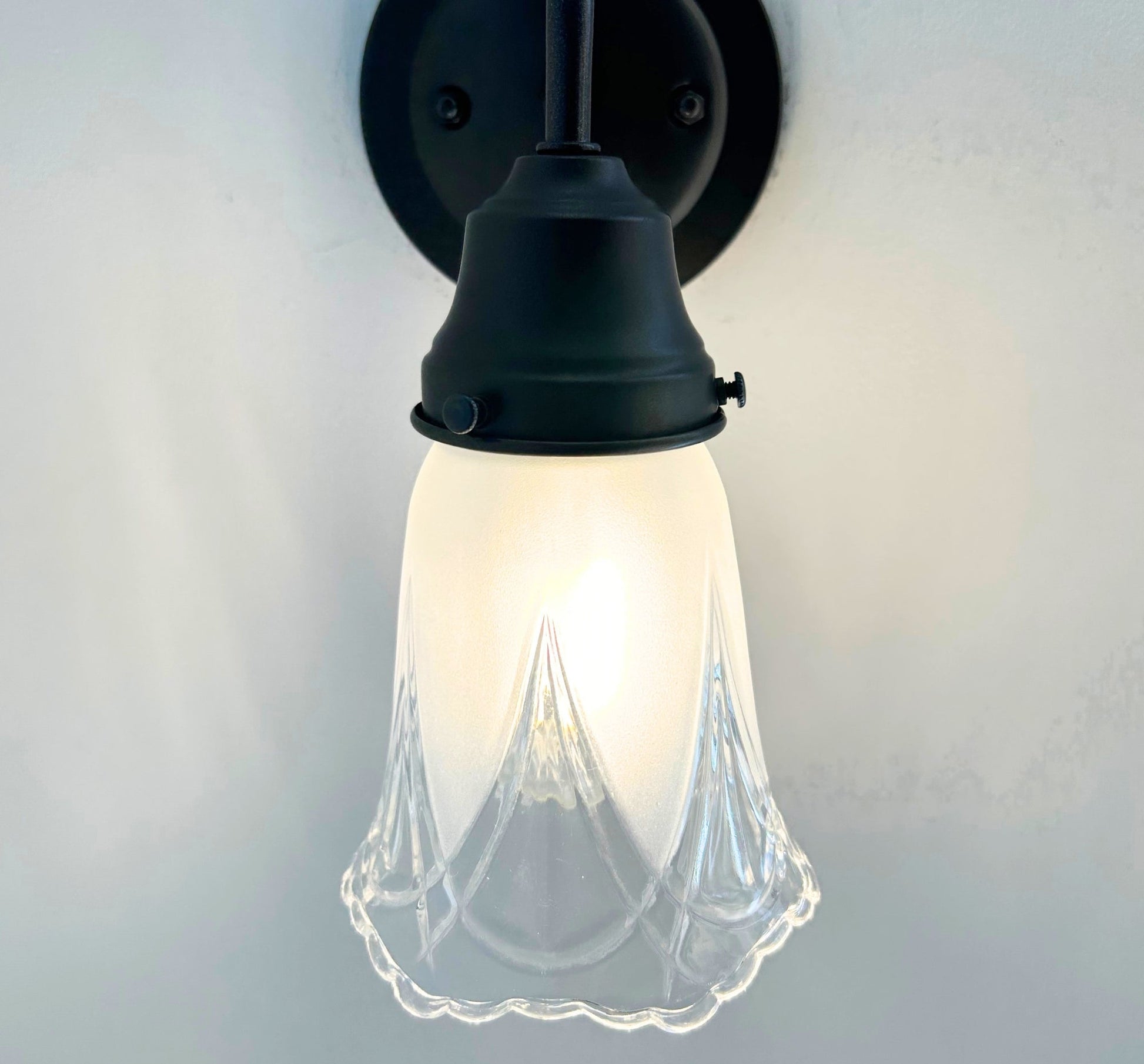 Victorian Scalloped Frost and Clear Wall Sconce