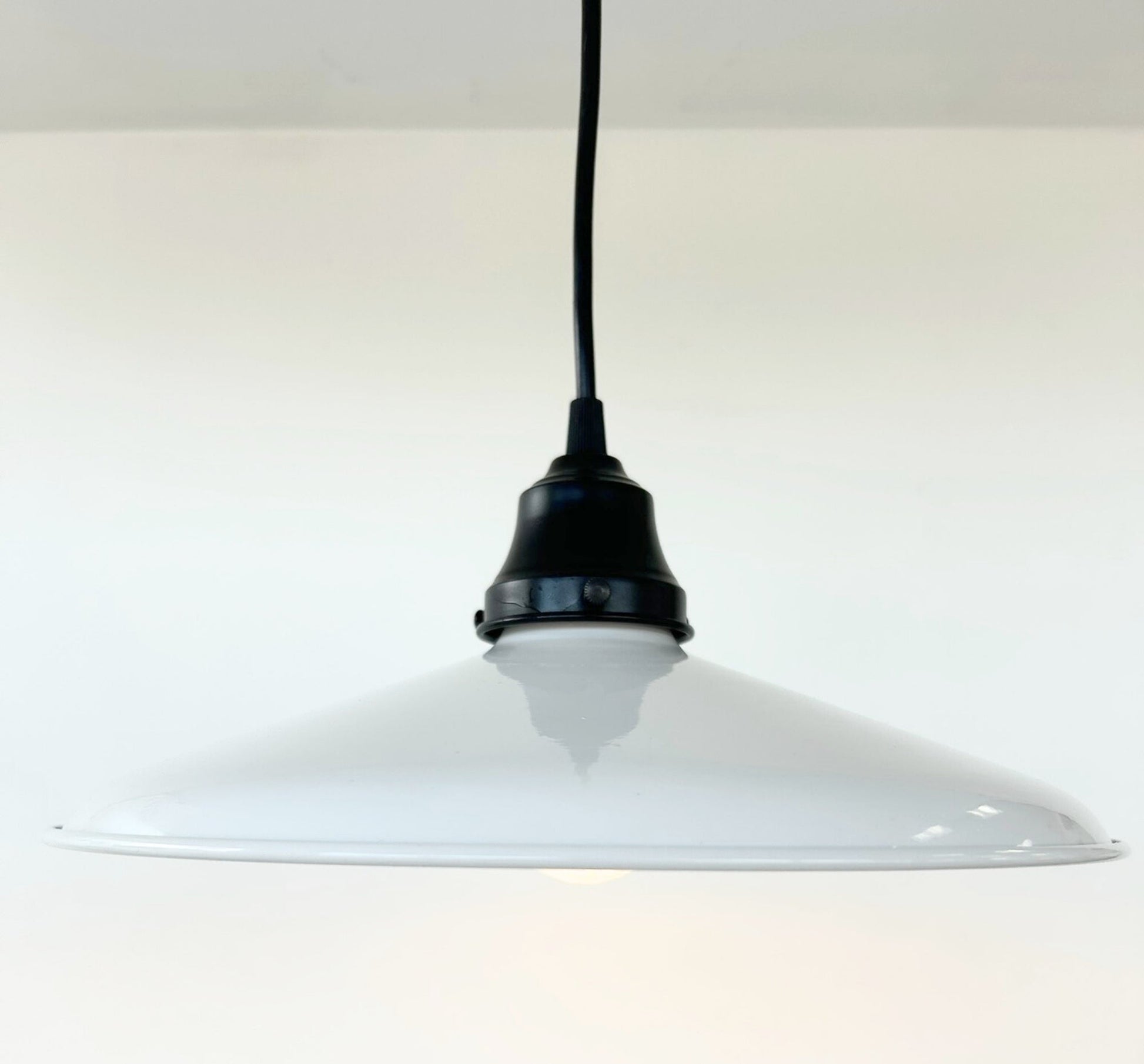 White Enamel Barn Pendant Light – Farmhouse Industrial Ceiling Fixture